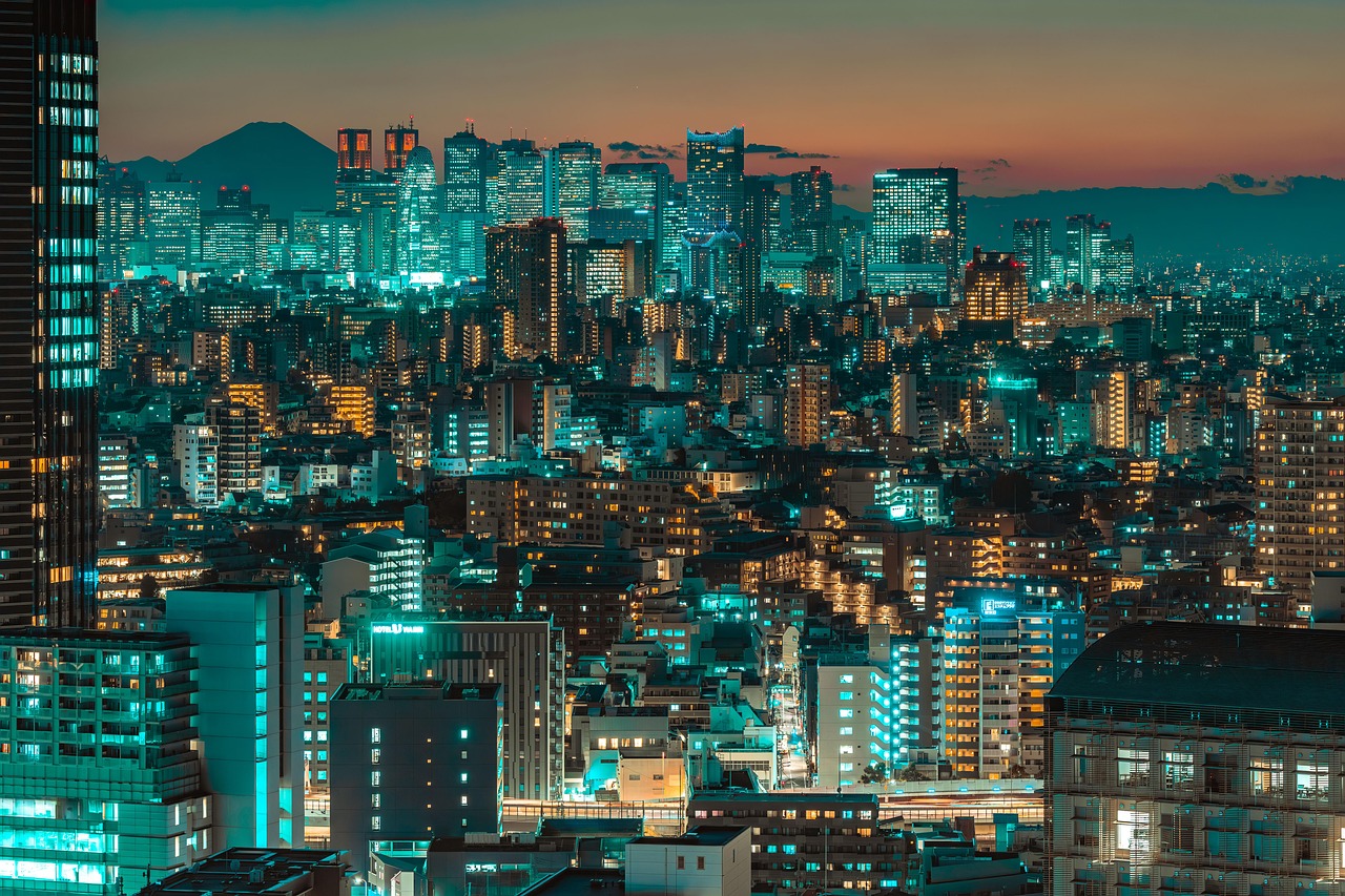 Ciudad de noche: luces, reflejos y hora azul