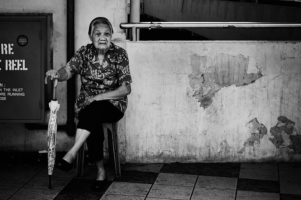 Momento decisivo capturado en fotografía callejera con luz natural y composición visual