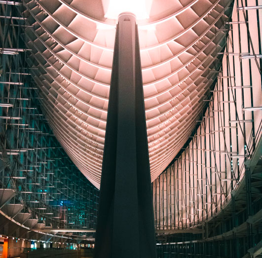 Fotografía de fachada arquitectónica con líneas verticales perfectamente alineadas