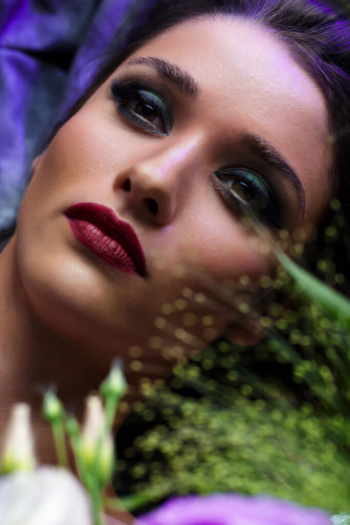 Sesión de fotografía beauty con configuración de iluminación clamshell y lente de 85mm
