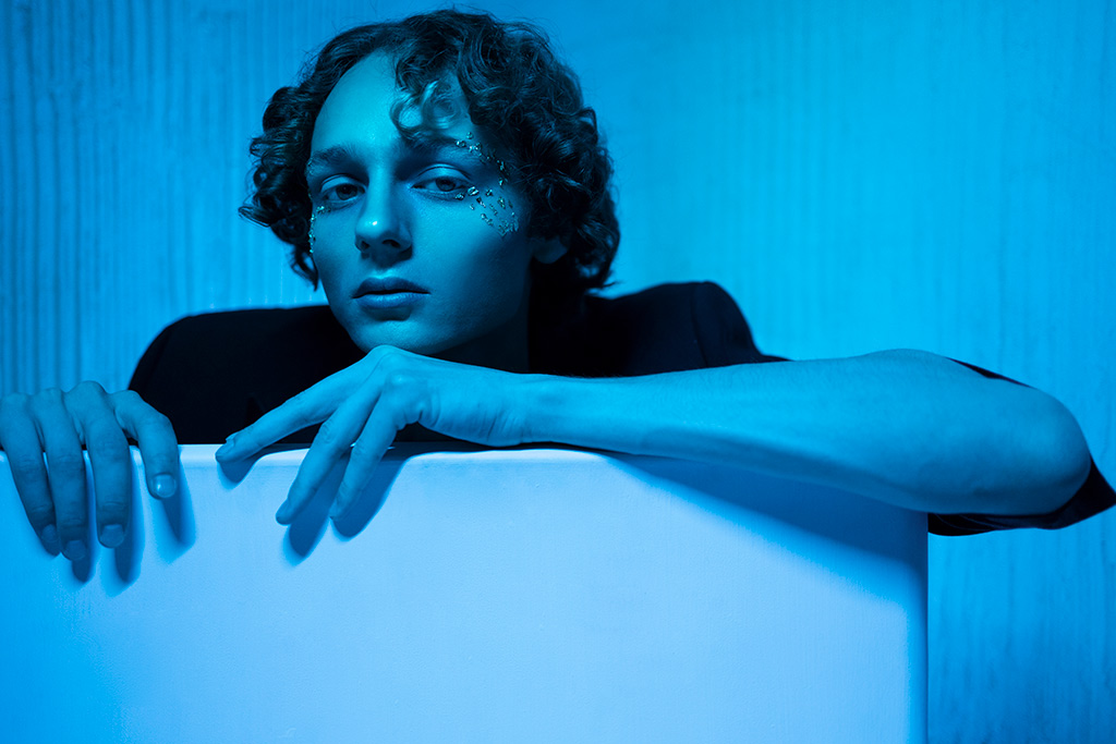 Fotografía editorial con iluminación lateral dramática y actitud de modelo que transmite carácter
