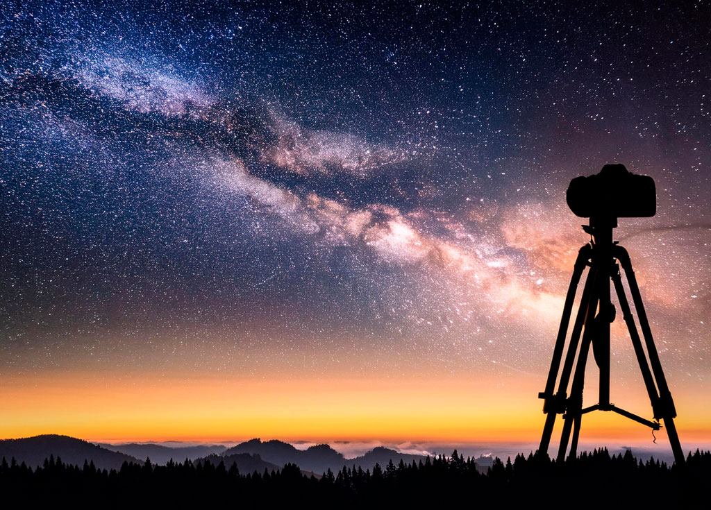 Astrofotografía con estelas de estrellas y paisaje terrestre