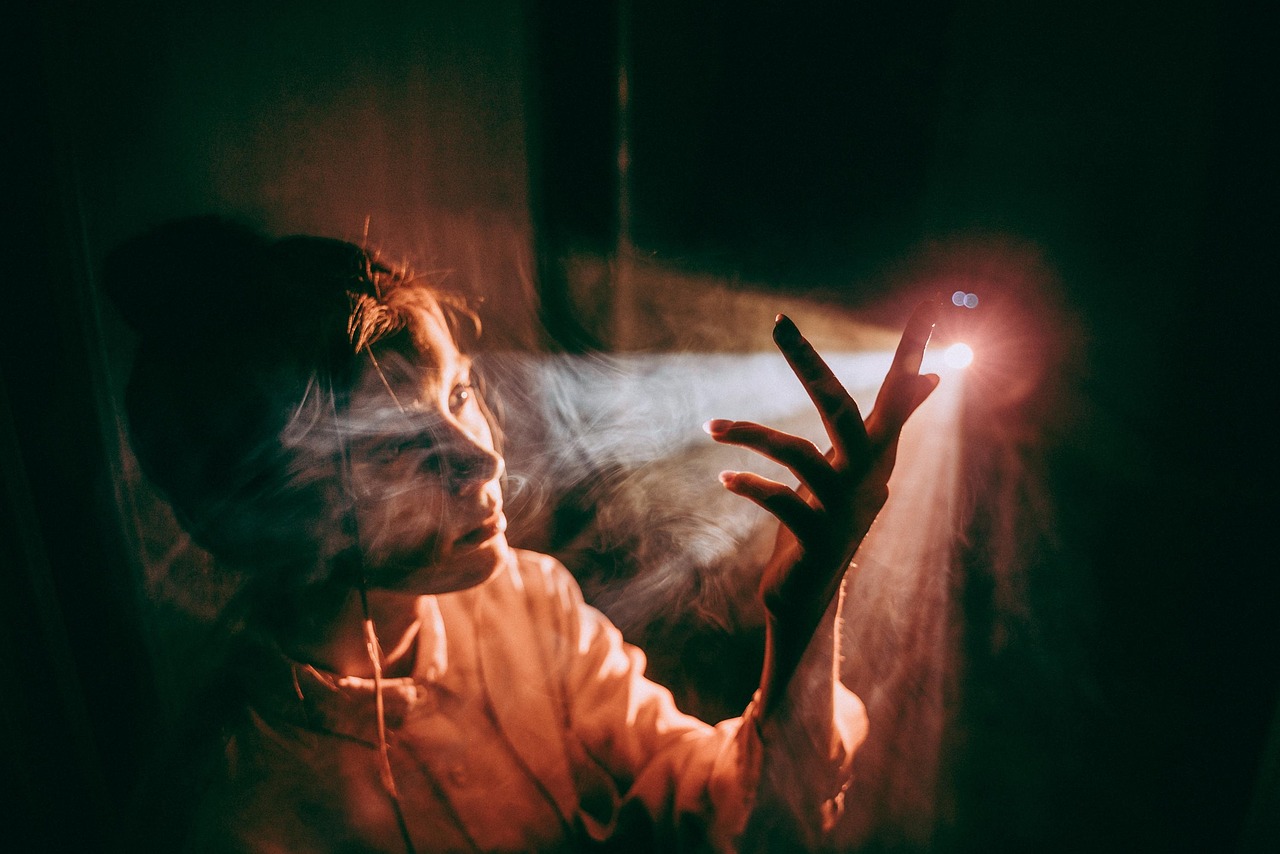 Sombras marcadas producidas por luz dura