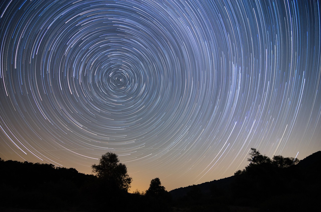 Estelas circulares de estrellas en el cielo nocturno