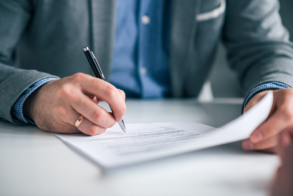 Fotógrafo revisando un contrato de licencia de uso de imágenes