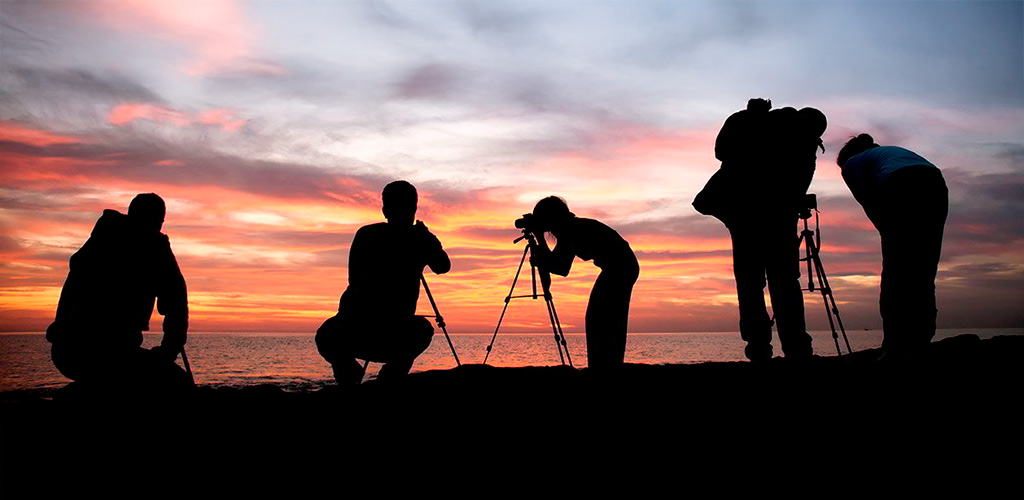 Fotógrafo en sesión de networking profesional y construcción de relaciones en la comunidad creativa