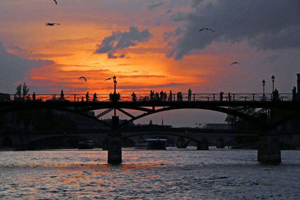 Fotografía de paisaje al atardecer con control de exposición y rango dinámico