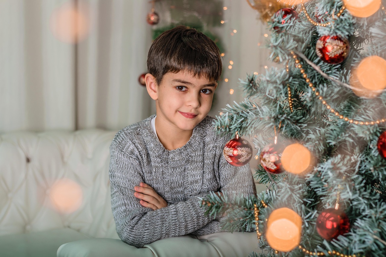 Retratos junto al árbol: luz cálida en casa