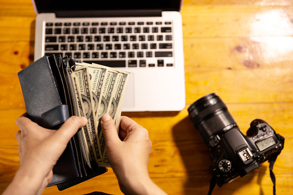 Fotógrafo revisando contrato de licencia de uso de imágenes con cliente